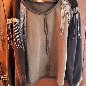 POL Textured Knit Top With Fringe in Gray
